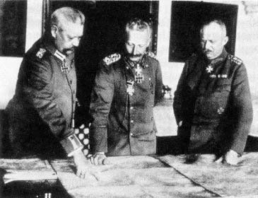 Chef der Obersten Heeresleitung, Paul von Hindenburg (li.), mit Wilhelm II. (mi.) und Generalquartiermeister Erich Ludendorff (re.)